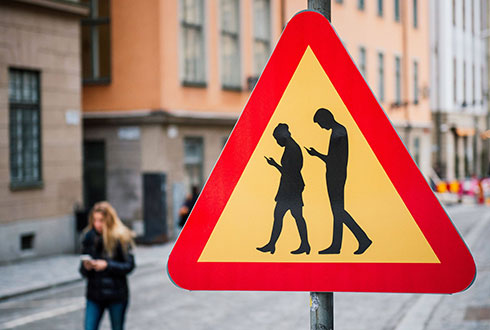 שלט תנועה לנהגים בשטוקהולם להיזהר מהולכי רגל עם סמרטפונים (צילום: AFP) (צילום: AFP)