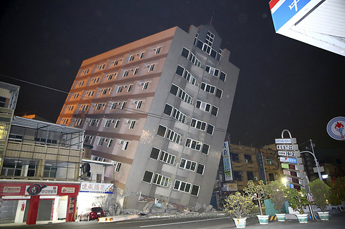 בניינים נוטים על צדם, אחרי הרעש (צילום: רויטרס) (צילום: רויטרס)