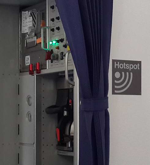 סימון האינטרנט האלחוטי במטוסי לופטהנזה (צילום: עמית קוטלר) (צילום: עמית קוטלר)