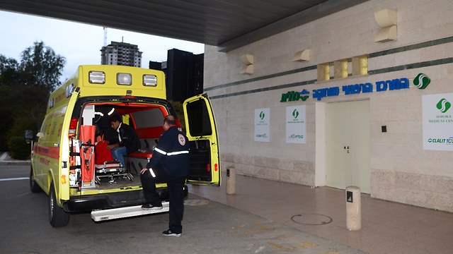 האמבולנס עם הפצועה מגיע לבית חולים סורוקה (צילום: הרצל יוסף) (צילום: הרצל יוסף)