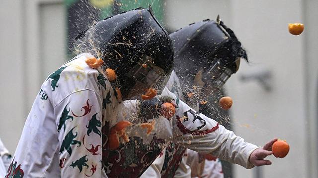 מלחמת התפוזים החלה בקרנבל איבראה השנתי (צילום: AFP) (צילום: AFP)