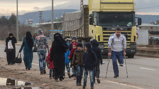 פליטים סורים בגבול עם טורקיה (צילום: gettyimages) (צילום: gettyimages)