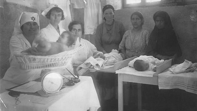 אימהות ותינוקות בתחנת טיפת חלב בעיר העתיקה בירושלים, 1921 (צילום: באדיבות הארכיון הציוני המרכזי) (צילום: באדיבות הארכיון הציוני המרכזי)