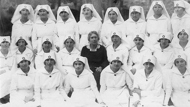 הנרייטה סאלד עם האחיות הראשונות של בית החולים הדסה, ירושלים, 1921 (צילום: באדיבות הארכיון הציוני המרכזי) (צילום: באדיבות הארכיון הציוני המרכזי)