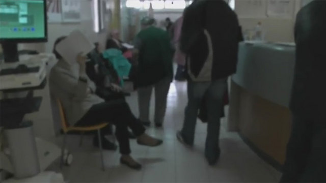 חולים ממתינים בבית החולים בני ציון (צילום: עידו בקר) (צילום: עידו בקר)