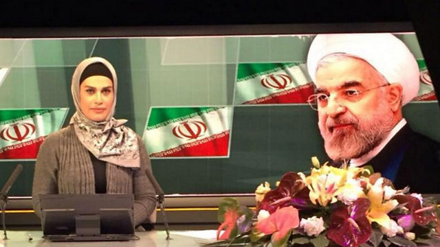 ניצלו את פגיעותה של המגישה הגרושה. שיראני על רקע תמונת נשיא איראן רוחאני ()