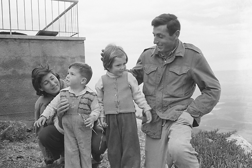 מאיר הר ציון ומשפחתו, 27 בדצמבר 1963 (צילום: אברהם ורד, במחנה, באדיבות ארכיון צה"ל במשרד הביטחון) (צילום: אברהם ורד, במחנה, באדיבות ארכיון צה