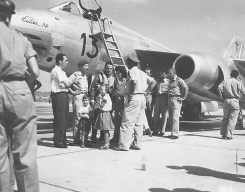 משה דיין ושמעון פרס ליד מטוס הווטור הראשון בארץ, 1 באוגוסט 1957 (באדיבות ארכיון צה"ל במשרד הביטחון) (באדיבות ארכיון צה