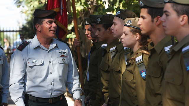 גבי אשכנזי כרמטכ"ל בפנימייה הצבאית בחיפה, שהוא אחד מבוגריה (צילום: אבישג שאר-ישוב) (צילום: אבישג שאר-ישוב)