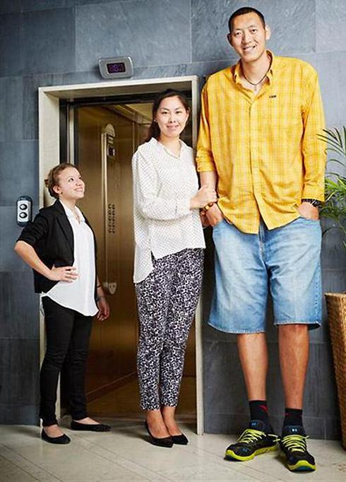 בני הזוג הגבוהים. לא קל להיכנס למעלית ()