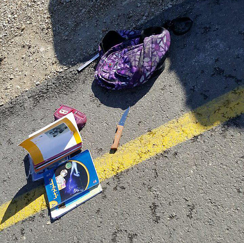 Knife and belongings of the Palestinian arrested at Karmei Tzur (Photo: Gush Etzion spokesperson)