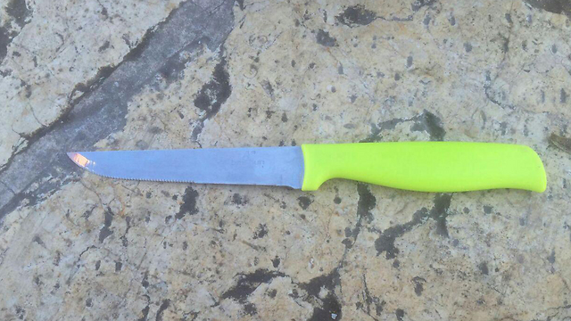 הסכין שבה הצטיידה המחבלת בת ה-16 בירושלים ()
