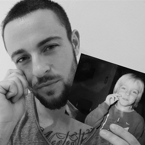 בן מלצר מחזיק תמונה שלו כילדה. "לא היה סיכוי שאלבש ורוד" ()