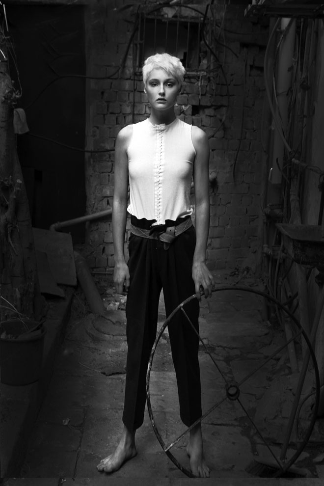 חולצה, שרון ברונשר; מכנסי צמר גבריים וחגורת עור וינטג' - אוסף פרטי (צילום: גולי כהן)