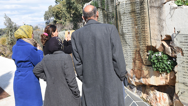 המשפחות השכולות ליד האנדרטה בקיבוץ דפנה (צילום:  אביהו שפירא) (צילום:  אביהו שפירא)