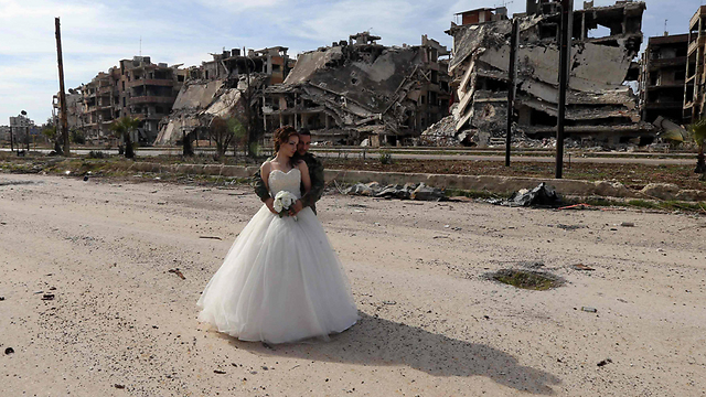 חתונה על רקע ההריסות בחומס (צילום: AFP) (צילום: AFP)