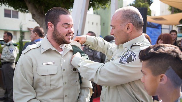 ניצב יעקב נותן את הכומתה לרש"ט ביבי (צילום: דוברות המשטרה) (צילום: דוברות המשטרה)