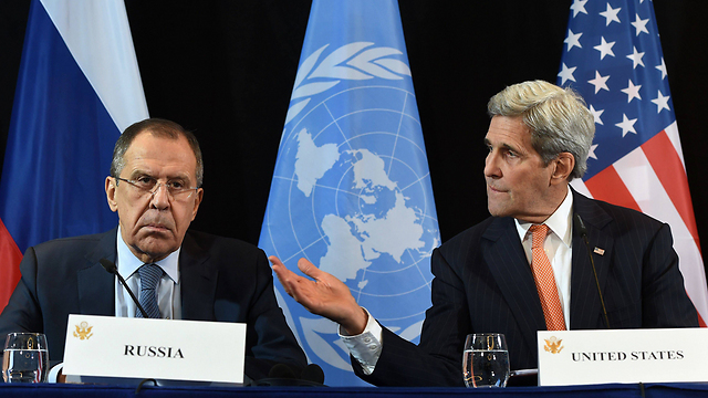 שתי המעצמות סוגרות ביניהן על הפסקת אש בסוריה. קרי האמריקני ולברוב הרוסי (צילום: AFP) (צילום: AFP)