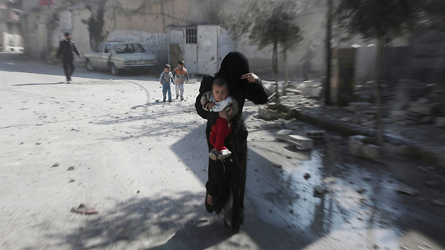 נמלטים מהאש באזור דמשק (צילום: AFP) (צילום: AFP)