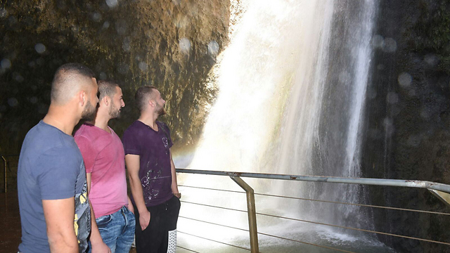 Enjoying the Tanur Waterfall (Photo: Avihu Shapira)