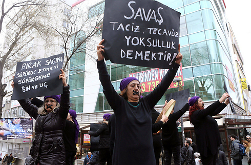 נשים טורקיות בחרו לתעל את חג האהבה כדי להפגין נגד אי-שוויון ואלימות כלפי נשים (צילום: AFP) (צילום: AFP)