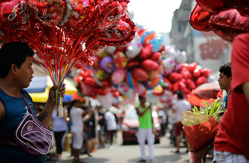 ולא רק פרחים, גם מוכרי הבלונים נהנו מרווחים יפים בפיליפינים (צילום: AP) (צילום: AP)