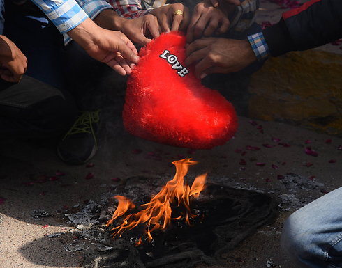 ובהודו העדיפו בני דת ההינדו למחות על יום האהבה (צילום: MCT) (צילום: MCT)