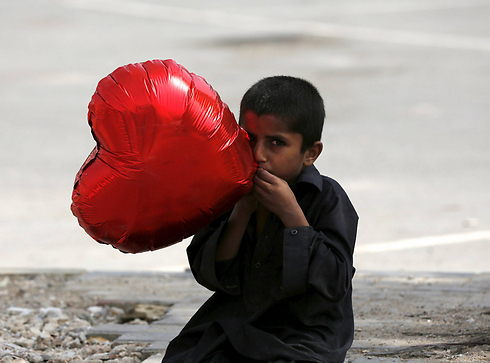 נער בפקיסטן מצא בלון שננטש ברחוב (צילום: רויטרס) (צילום: רויטרס)