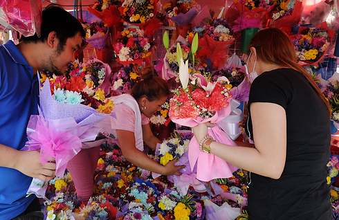 מאות גברים ונשים קנו זרי פרחים לאהוביהם במנילה, פיליפינים (צילום: AFP) (צילום: AFP)