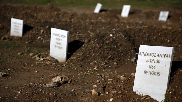 בבית הקברות לפליטים "בלי שם" בלסבוס (צילום: רויטרס) (צילום: רויטרס)