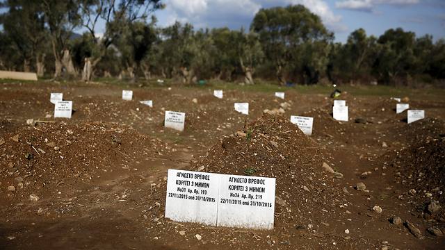 בית קברות לפליטים אלמונים בלסבוס (צילום: רויטרס) (צילום: רויטרס)