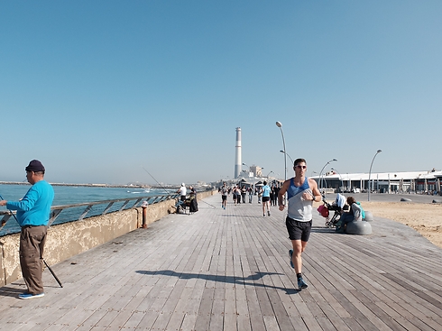האטרקציה האמיתית בנמל: אנשים רצים (צילום: מאיה פרידמן) (צילום: מאיה פרידמן)