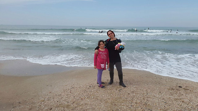 לילך ובתה בחוף הים ()