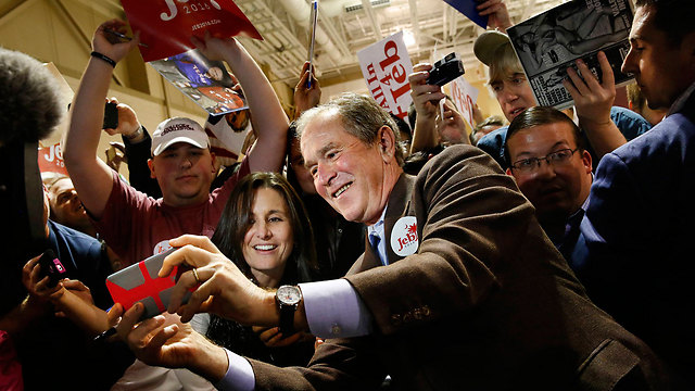 בתקופתו, זה לא היה. הנשיא לשעבר בוש מתמסר לסלפי (צילום: MCT) (צילום: MCT)