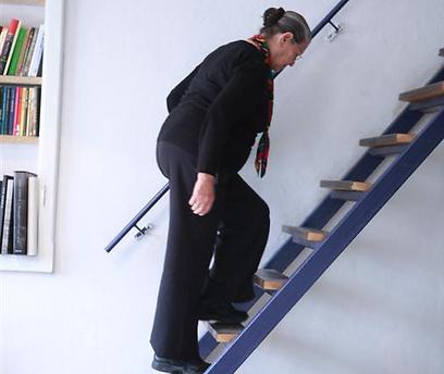 יציבה נכונה גם בעלייה במדרגות  ()