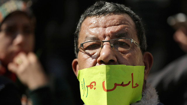 "כואב לי". רופא מפגין בקהיר (צילום: AP) (צילום: AP)