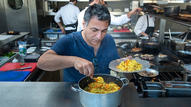 חיים כהן במטבח של מסעדת "יפו תל אביב" (צילום: ירון ברנר) (צילום: ירון ברנר)