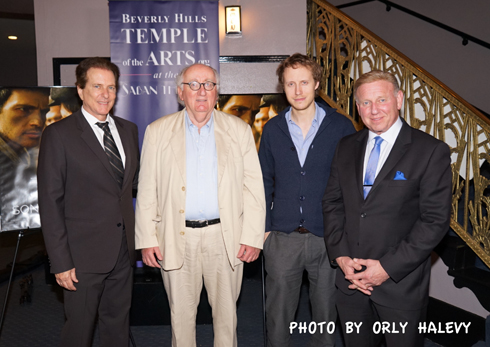 מימין לשמאל: ג'ק בלאט, נשיא "הטמפל לאמנויות", הבימאי לסלו נמש, סטיב גינגר, ראש קרן "מנטש" והרב דיוויד ברון צילום: אורלי הלוי ()