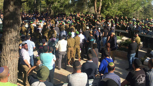 מאות משתתפים בהלוויה (צילום: דניאל אליאור) (צילום: דניאל אליאור)