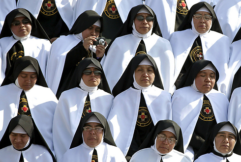 נזירות נרגשות ממתינות לאפיפיור, שבא לביקור במכסיקו (צילום: רויטרס) (צילום: רויטרס)