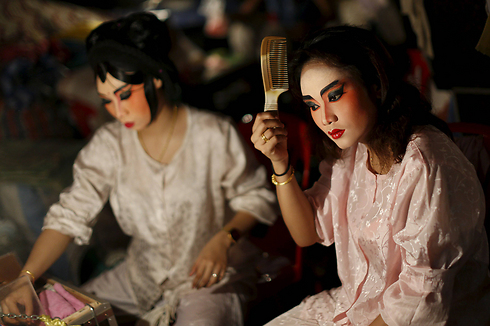 זמרות אופרה סיניות מתכוננות להופעה בבנגקוק, תאילנד (צילום: רויטרס) (צילום: רויטרס)