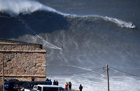 תופסים גלים גבוהים - במיוחד - בפורטוגל (צילום: AFP) (צילום: AFP)