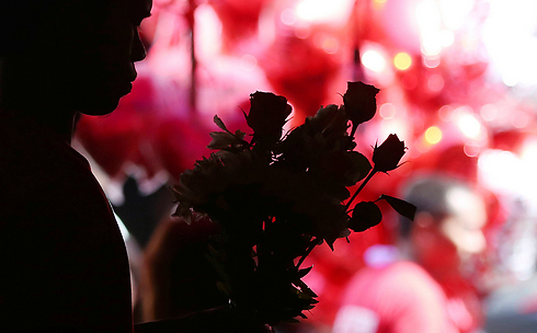 מוכרים ורדים ליום האהבה במנילה, בירת הפיליפינים (צילום: AP) (צילום: AP)