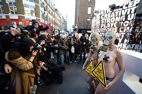 מפגינות נגד שבוע האופנה בלונדון (צילום: EPA) (צילום: EPA)