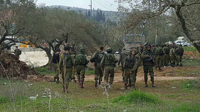 כוחות רבים באזור צומת תפוח (צילום: זכריא סדה) (צילום: זכריא סדה)