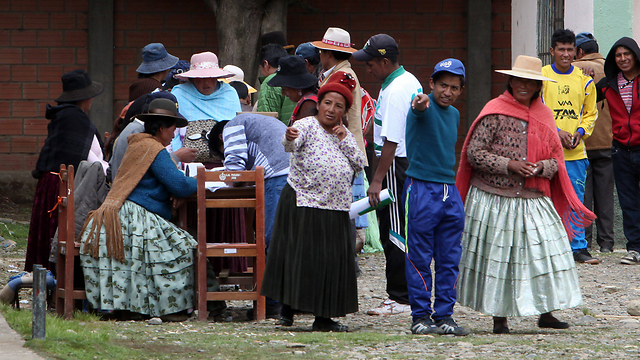 מצביעים בקלפי בבוליביה (צילום: EPA) (צילום: EPA)