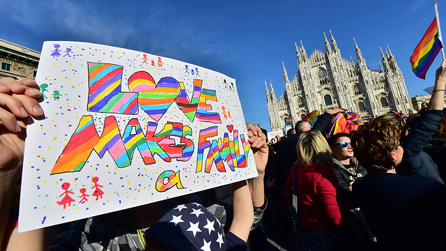 "אהבה עושה משפחה". מפגינים בעד החוק בדואומו במילאנו (צילום: AFP) (צילום: AFP)