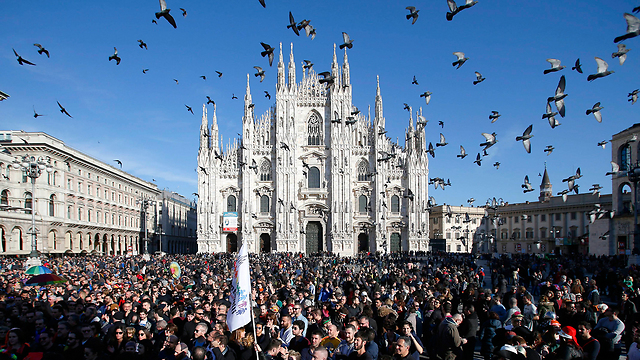 מפגינים בעד נישואים חד-מיניים במילאנו, איטליה (צילום: AP) (צילום: AP)