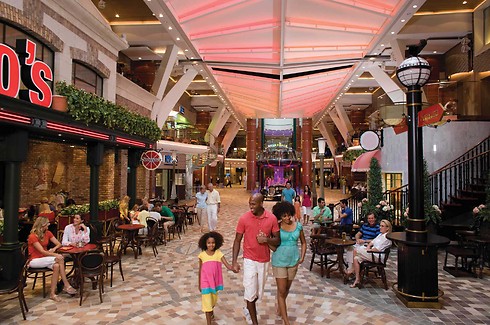 טיילת פנימית בין חנויות ומסעדות (צילום: royal caribbean) (צילום: royal caribbean)