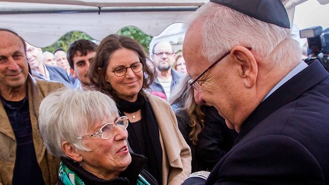 President Rivlin with Ada Willenberg at Samuel's funeral (Photo: Ido Erez)